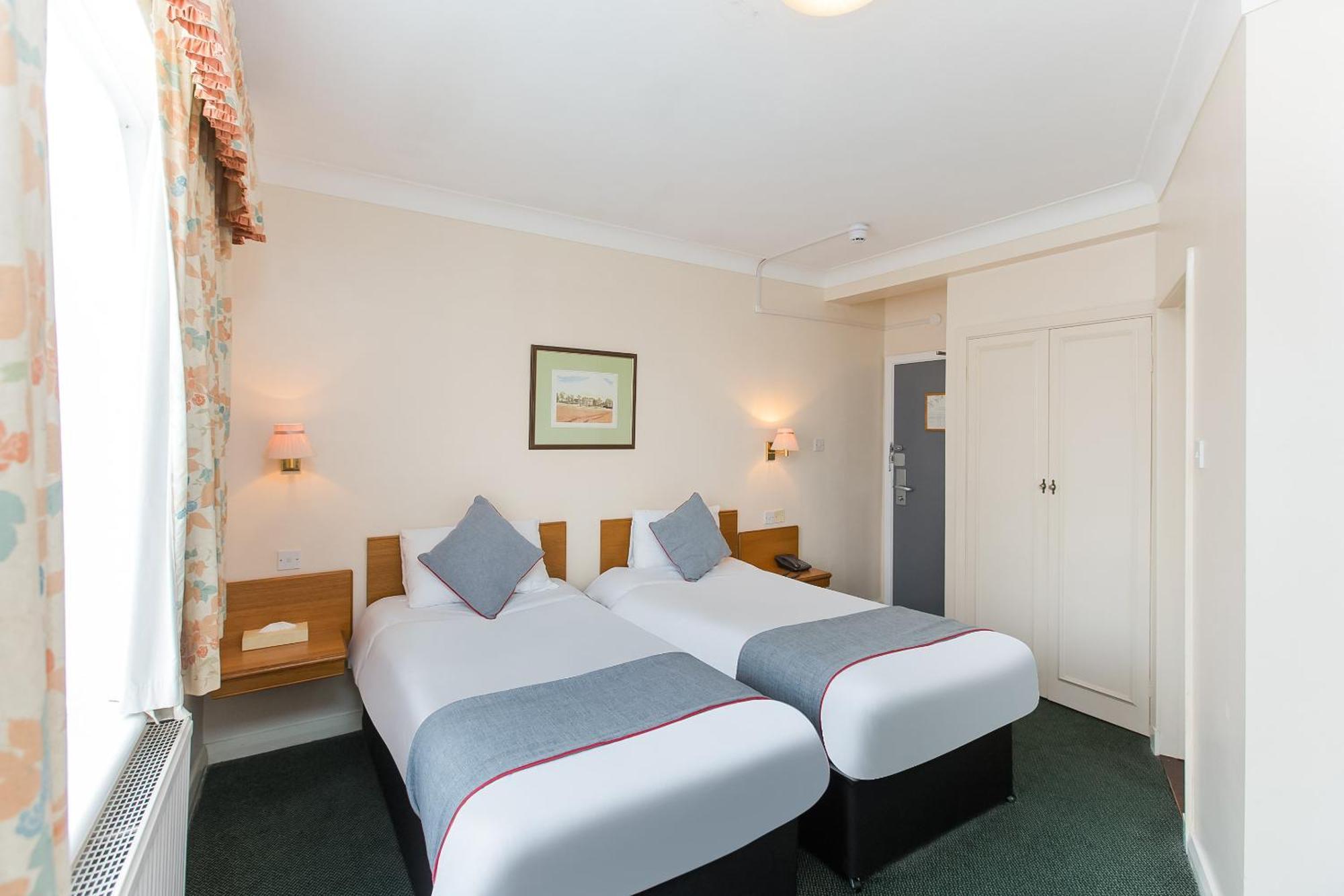 Oyo Stade Court Hotel Hythe  Extérieur photo