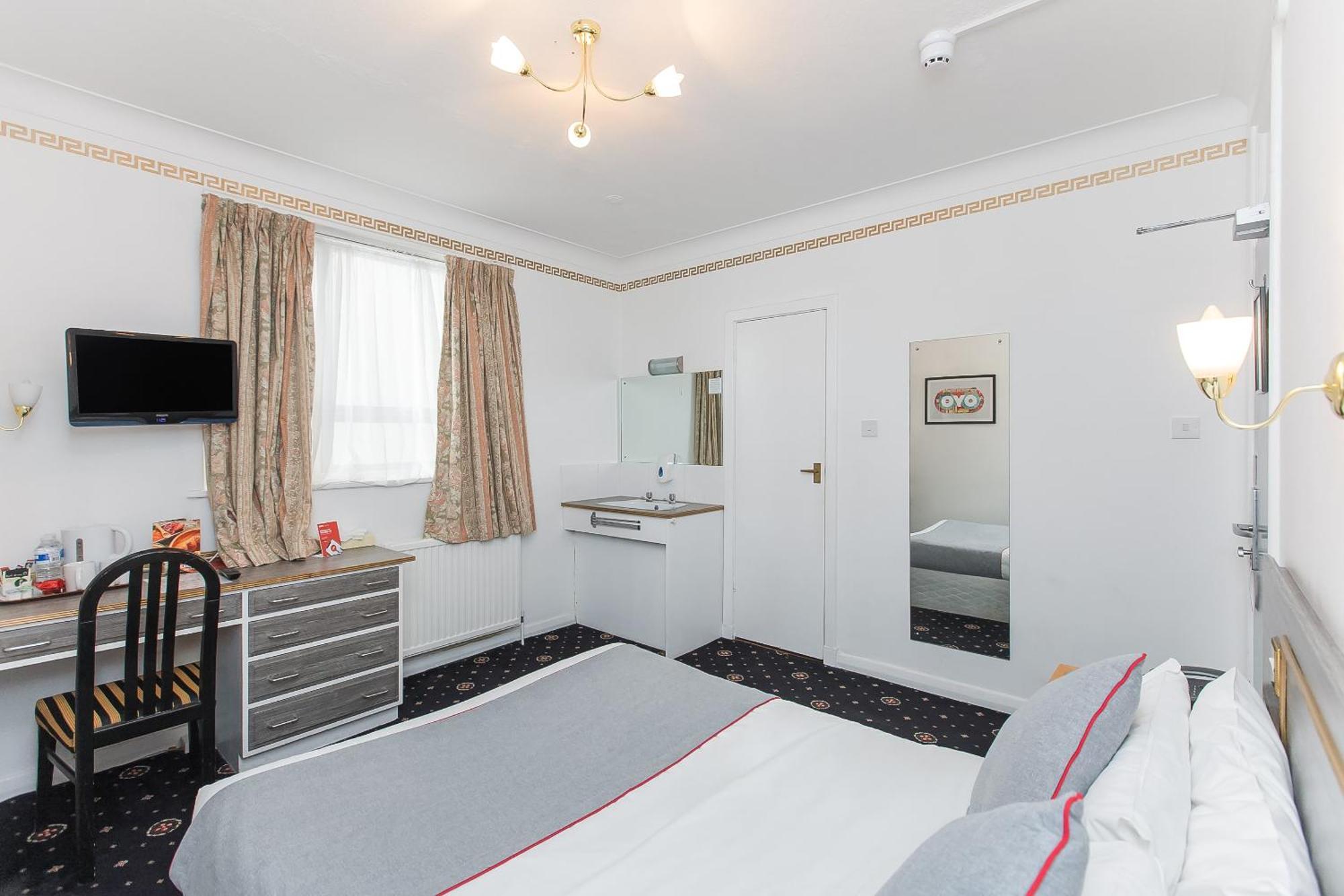 Oyo Stade Court Hotel Hythe  Extérieur photo