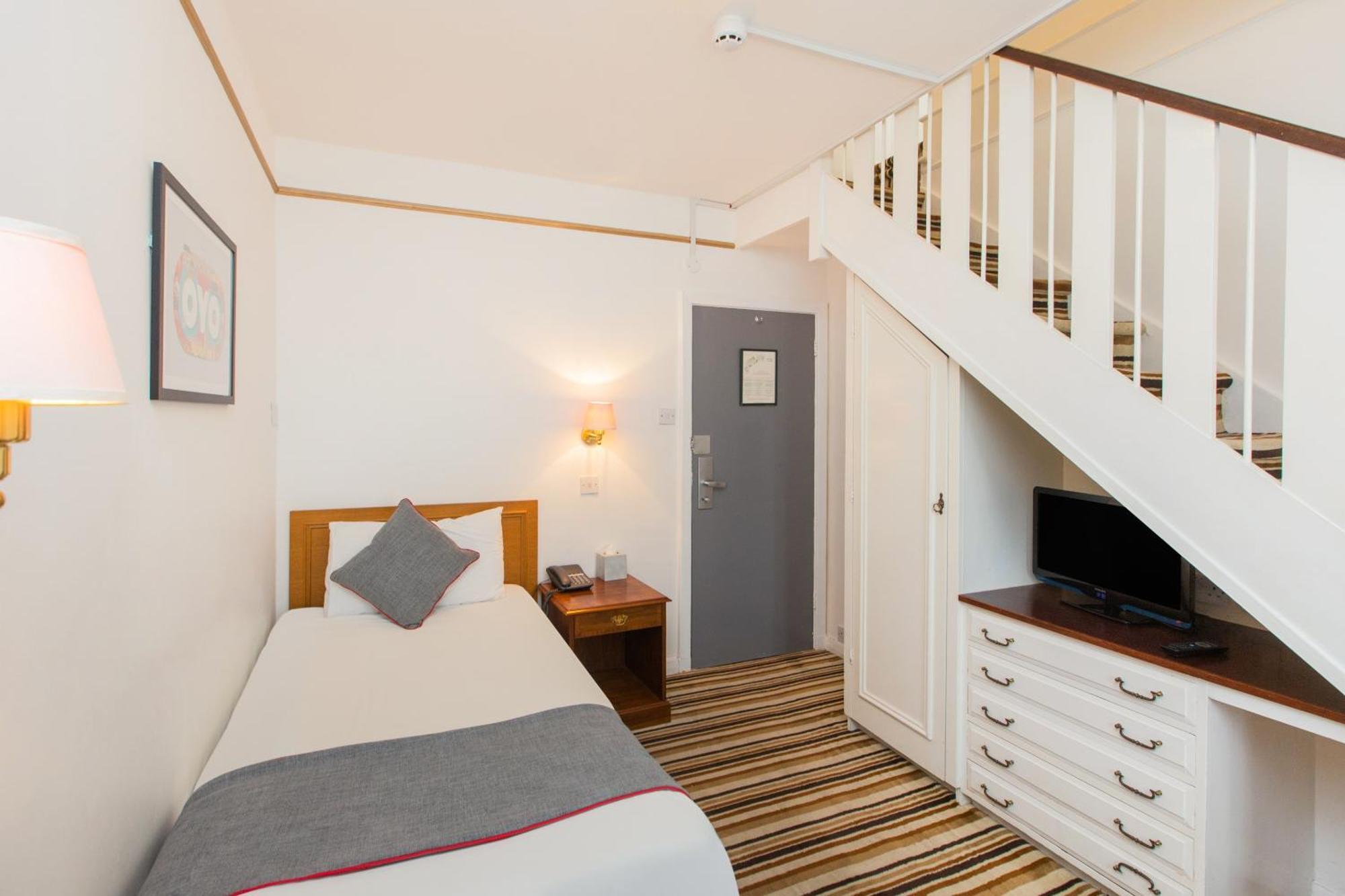 Oyo Stade Court Hotel Hythe  Extérieur photo