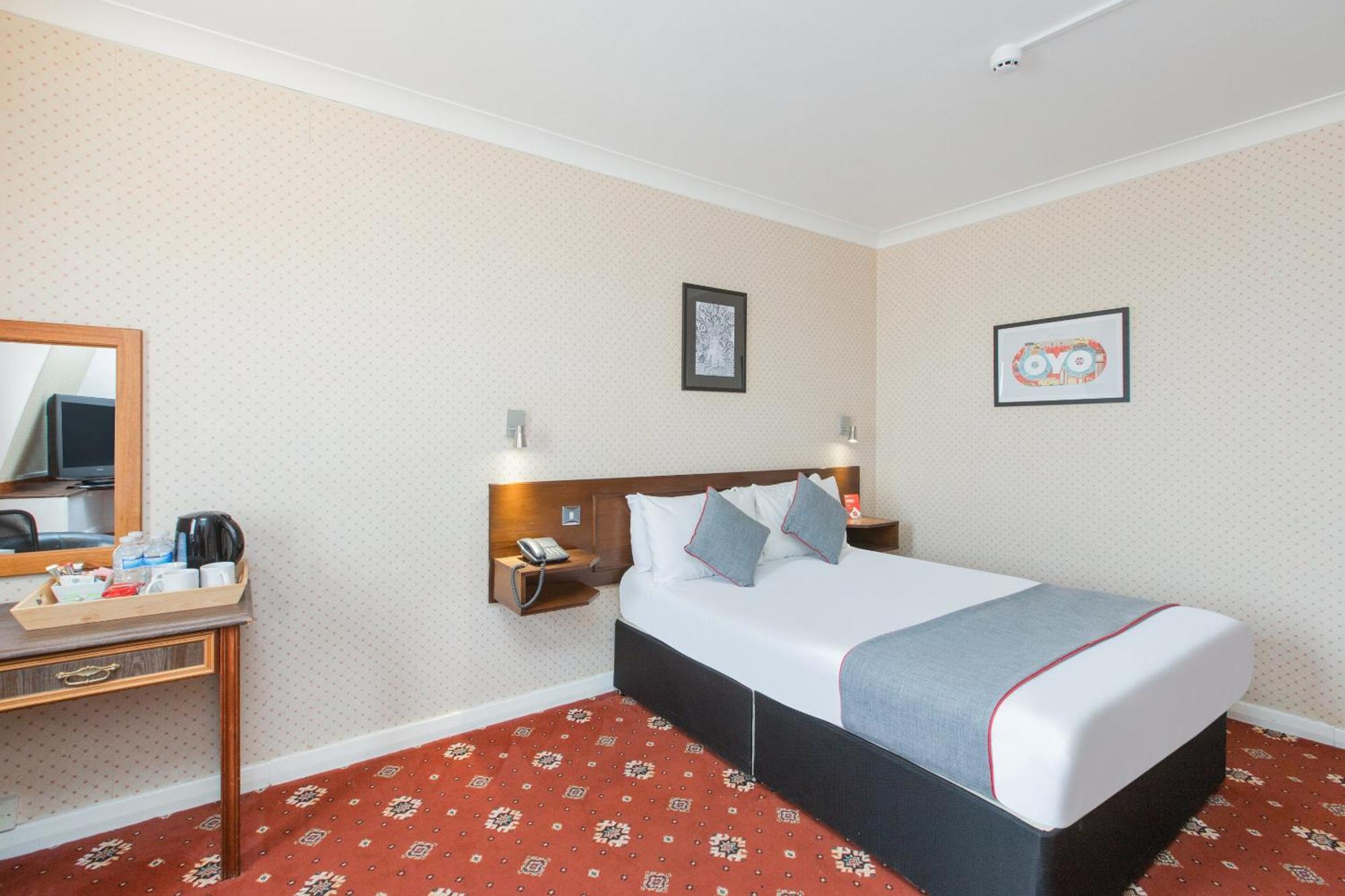 Oyo Stade Court Hotel Hythe  Extérieur photo