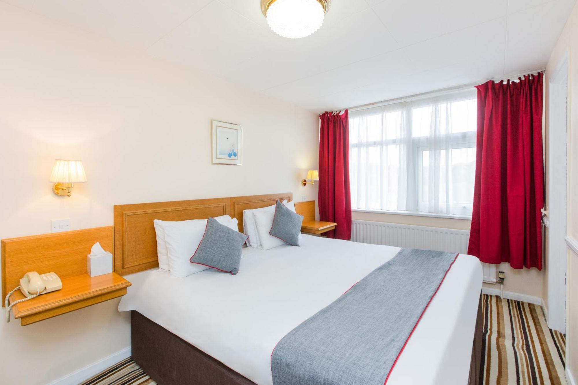 Oyo Stade Court Hotel Hythe  Extérieur photo