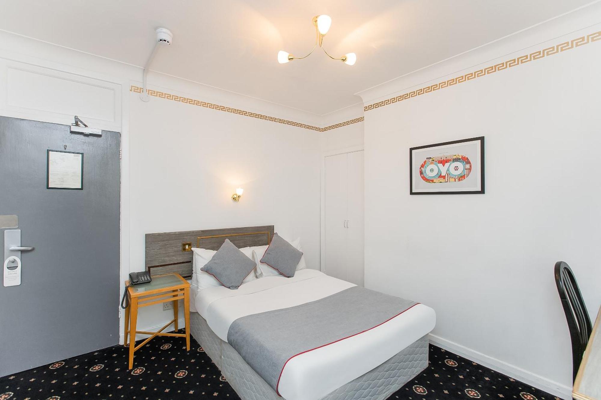 Oyo Stade Court Hotel Hythe  Extérieur photo