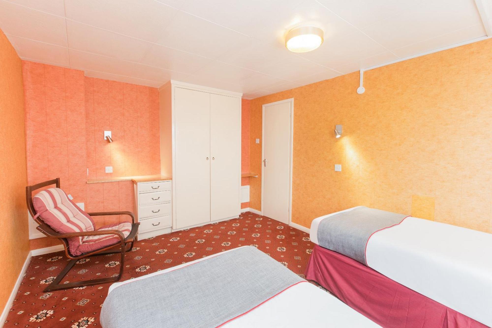 Oyo Stade Court Hotel Hythe  Extérieur photo