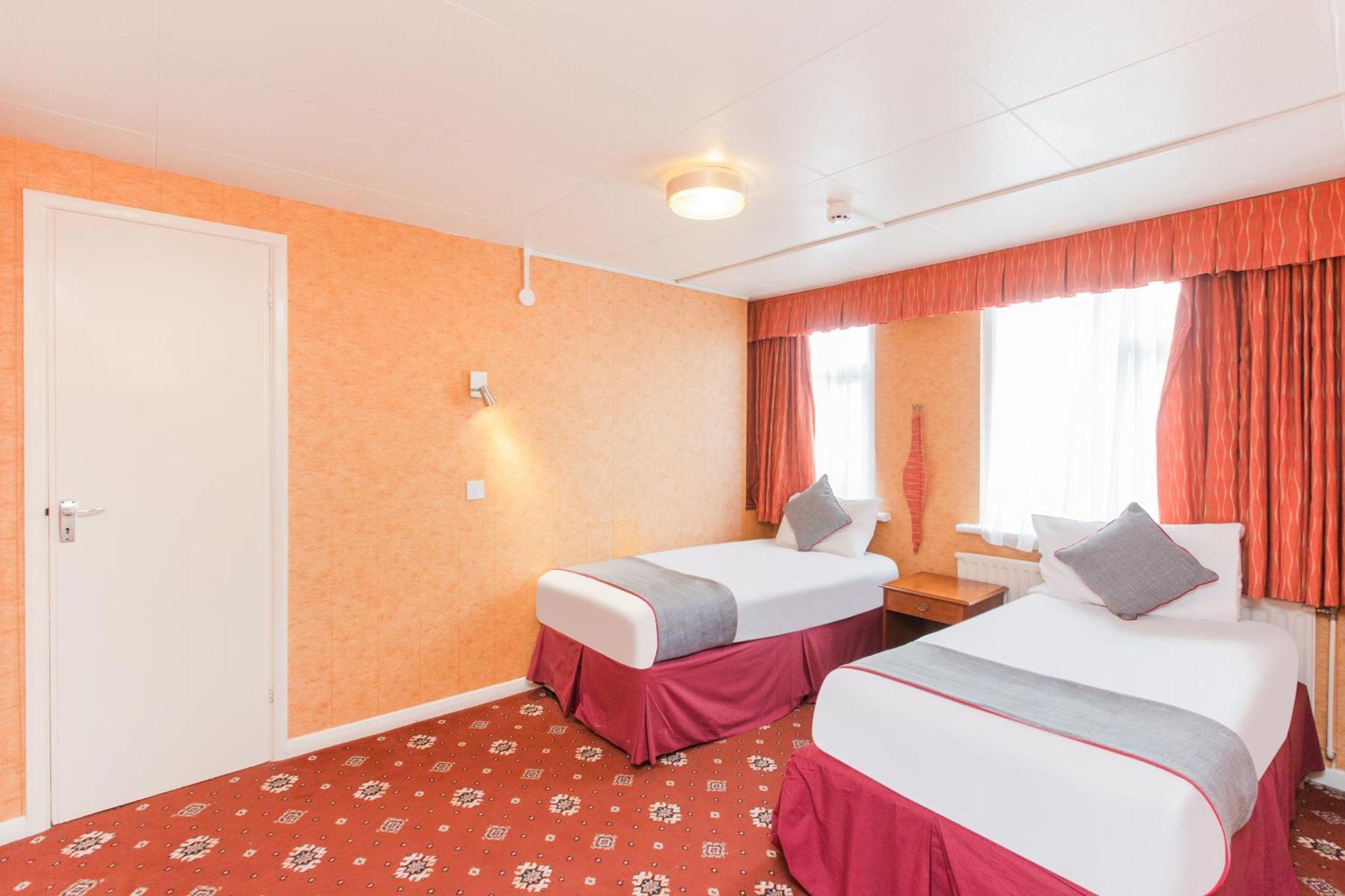 Oyo Stade Court Hotel Hythe  Extérieur photo