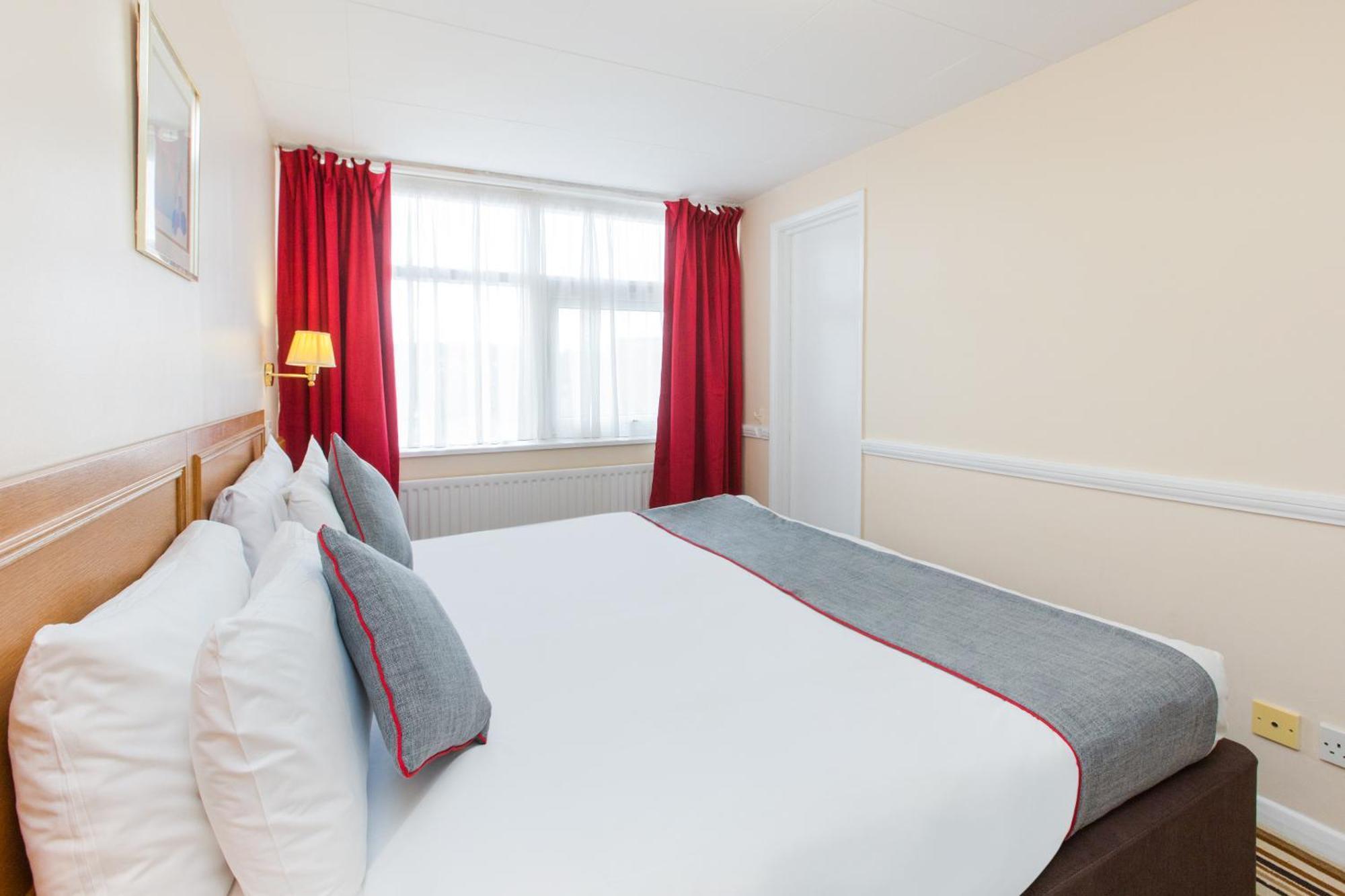 Oyo Stade Court Hotel Hythe  Extérieur photo
