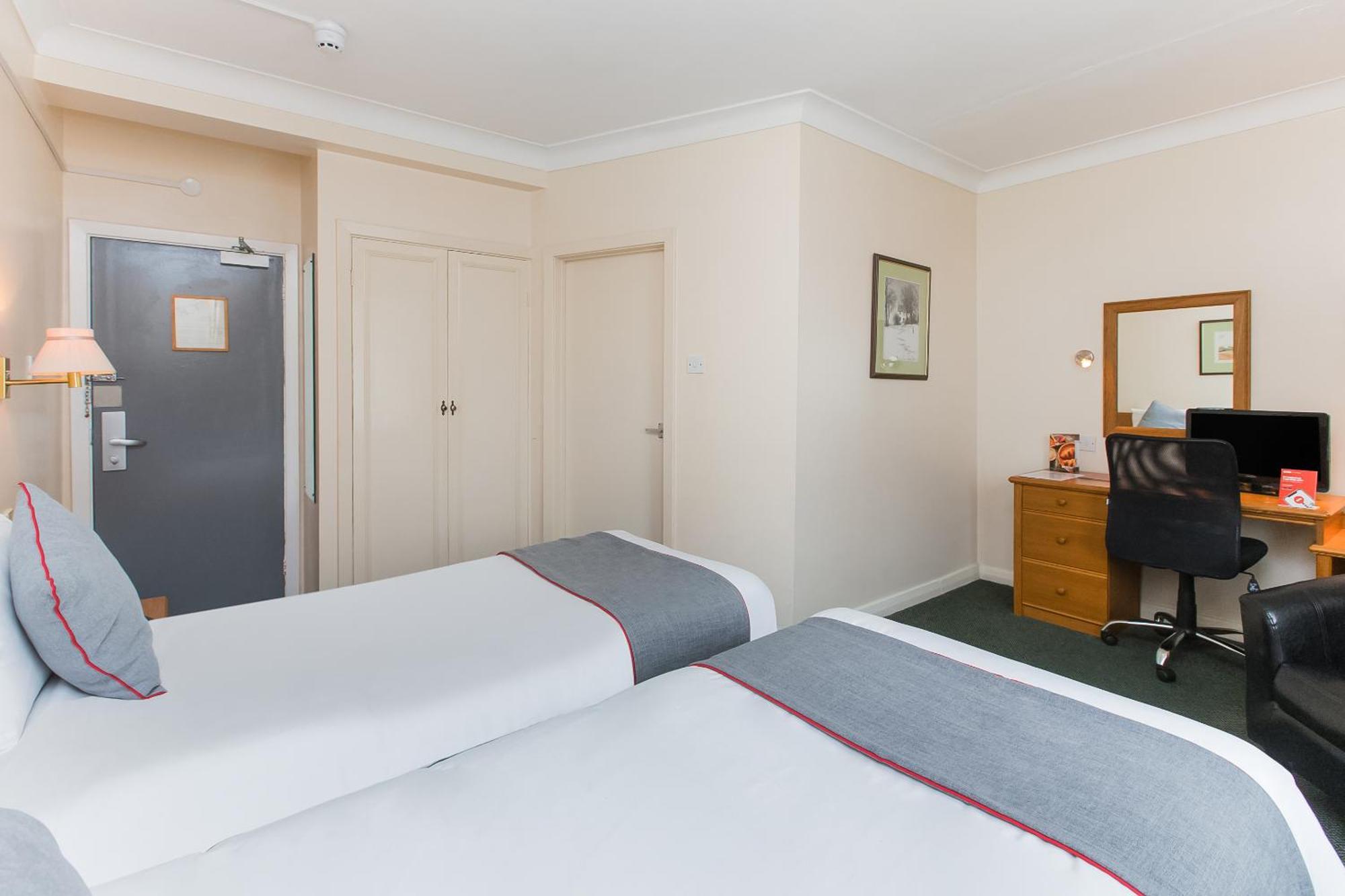 Oyo Stade Court Hotel Hythe  Extérieur photo