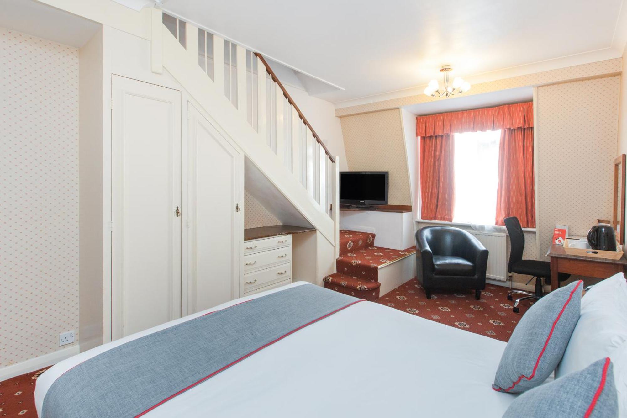 Oyo Stade Court Hotel Hythe  Extérieur photo