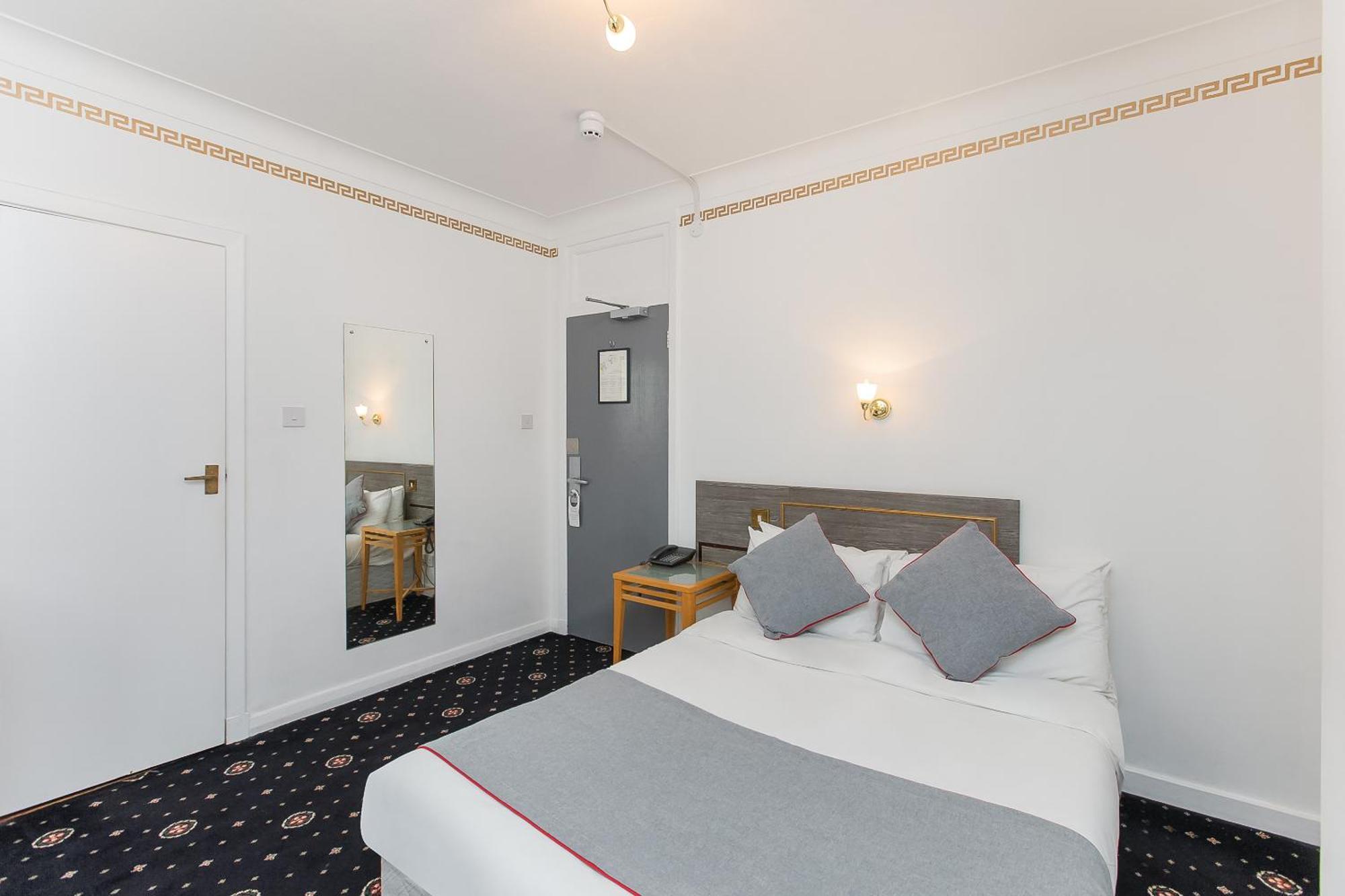 Oyo Stade Court Hotel Hythe  Extérieur photo